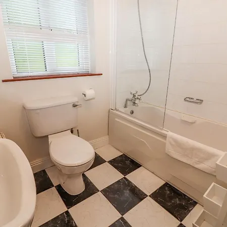 No 4 Lansdowne Village *