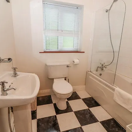 No 4 Lansdowne Village קנמארה