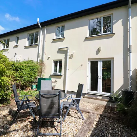 No 4 Lansdowne Village *