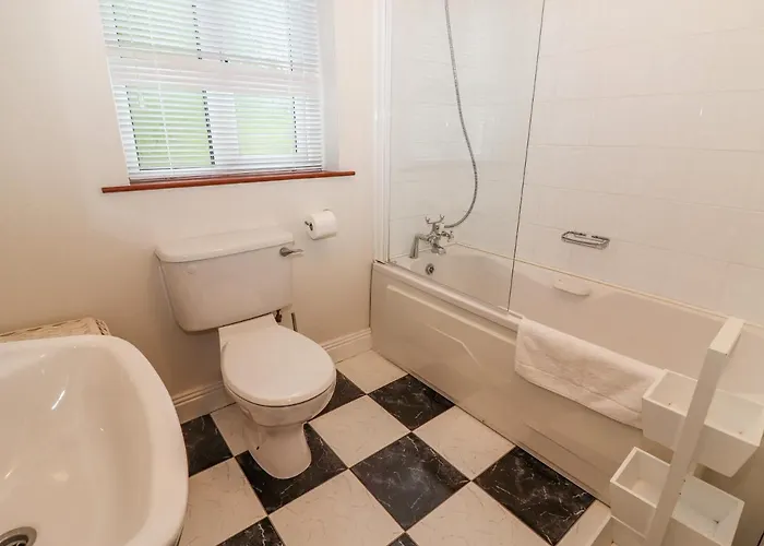 No 4 Lansdowne Village *